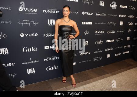 Berlino, Germania. 15 febbraio 2024. Amira Pocher viene alla "notte di apertura di Berlino 2024" come parte della Berlinale presso l'Hotel SO/Berlin Das Stue. La festa è ospitata da Gala, Ufa e RTL. Credito: Gerald Matzka/dpa/Alamy Live News Foto Stock