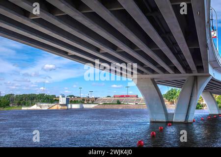 Vista sotto il ponte sul fiume Mississippi in un giorno d'estate da St Cloud, Minnesota, guardando da Sauk Rapids, Minnesota USA. Foto Stock