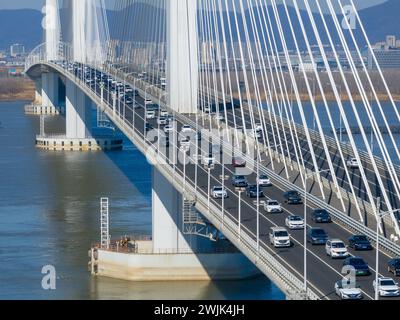 NANJING, CINA - 16 FEBBRAIO 2024 - Un gran numero di veicoli guida lentamente sul ponte del fiume Yangtze di Nanjing Jiangxinzhou, prov. Jiangsu Foto Stock