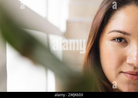 Una giovane donna birazziale di grandi dimensioni guarda attentamente, con spazio di copia inalterato Foto Stock