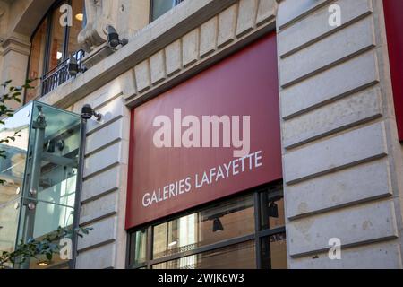 Bordeaux , Francia - 02 15 2024 : testo del cartello della città Galeries Lafayette Bordeaux e logo del marchio sulla facciata, ingresso, muro del negozio, edificio commerciale, centro citta' Foto Stock