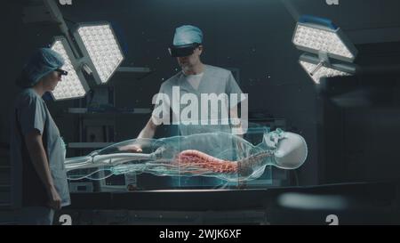I chirurghi maschili e femminili nelle cuffie AR eseguono interventi chirurgici in sala operatoria utilizzando l'IA. Display olografico virtuale in medicina. Grafica 3D di scheletro e organi umani. Soluzioni mediche innovative. Foto Stock