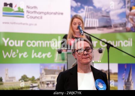 La candidata del Partito conservatore Helen Harrison ascolta il candidato del Partito Laburista Gen Kitchen pronunciare il suo discorso dopo che è stata dichiarata vincitrice alle elezioni suppletive di Wellingborough al Kettering Leisure Village, Northamptonshire. Data foto: Venerdì 16 febbraio 2024. Foto Stock