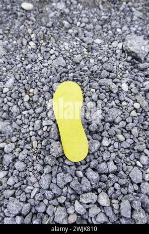 Dettaglio della suola vecchia e abbandonata nella spazzatura Foto Stock