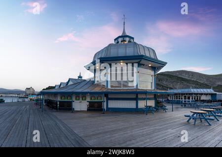 Llandudno Galles del nord regno unito 02 giugno 2023 molo di Llandudno nel Galles del Nord al crepuscolo Foto Stock