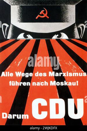 Alle Wege des Marxismus führen nach Moskau! Darum CDU' ['tutti i modi marxisti portano a Mosca! Quindi, CDU'] Vintage German Advertising, 1953. Il poster mostra gli occhi minacciosi su uno sfondo rosso e nero con testo in grassetto, promuovendo la festa della CDU. Lo stile è illustrativo con un forte messaggio politico. Foto Stock