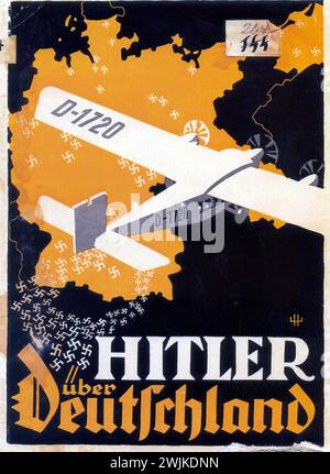 "HITLER über Deutschland" ["HITLER sulla Germania"] Vintage German Advertising 1932. L'immagine presenta un aeroplano stilizzato con l'emblema nazista, che getta un'ombra su una mappa della Germania, indicativo di stile propagandistico. Foto Stock