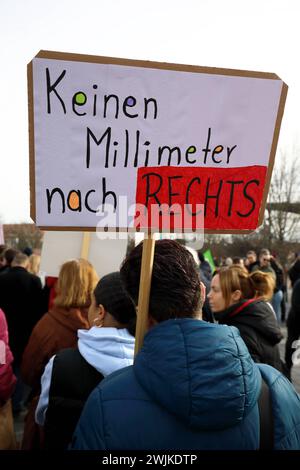 Demonstration unter dem motto ãNie wieder ist jetzt C für Demokratie, gegen FaschismusÓ- Kundgebung gegen die AfD und Rechtsextremismus - Deutschland, GER, DEU Germany, Gotha, 10.02.2024 - Gotha: DAS ãBündnis gegen Rechts. Gotha ist BUNT e. V.Ó ruft zu einer Demonstration unter dem motto ãNie wieder ist jetzt C für Demokratie, gegen FaschismusÒ auf. Die Demonstration Begnt um 12 Uhr in Gotha-West auf dem Coburger Platz mit einer Auftaktkundgebung und bewegt sich über die Humboldtstraße, Bürgeraue und die Jüdenstraße zum Oberen Hauptmarkt, wo es eine weitere Kundgebung gibt. Hauptauslöser der Foto Stock