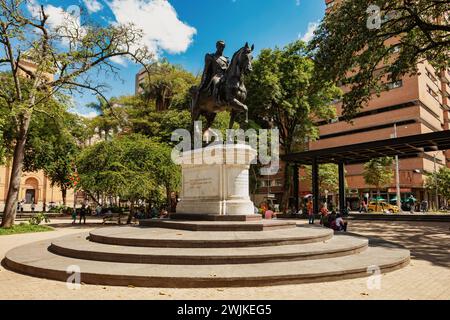 Parque de Bolivar, Antioquia, Colombia - 9 dicembre 2023: Foto che cattura l'essenza della statua di Simon Bolivar, un punto di riferimento notevole ad Antioquia d'Antioquia Foto Stock