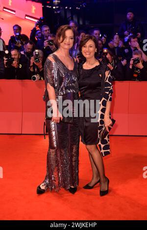 Natalia Woerner und Sandra Maischberger bei der Berlinale Eroeffnungsgala und Premiere piccole cose come queste bei den 74. Internationalen Filmfestspielen a Berlino 15.02.2024 *** Natalia Woerner e Sandra Maischberger al Galà di apertura di Berlinale e in anteprima Small Things Like These al Berlin International Film Festival 74 15 02 2024 Foto Stock