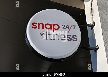 Nuovo cartello rotondo e bianco Snap fitness 24 7, fuori da una delle loro palestre nella periferia di Melbourne Foto Stock