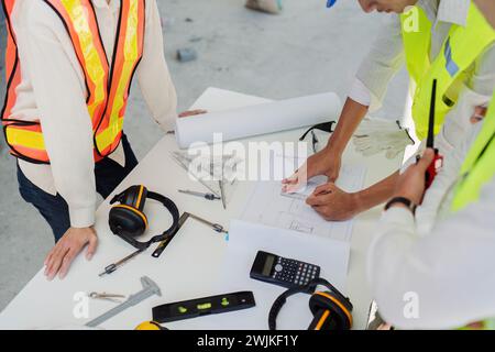 una donna d'affari utilizza una calcolatrice per controllare le finanze, i guadagni e il budget dell'azienda Foto Stock