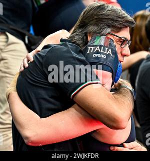 Doha, Qatar. 16 febbraio 2024. I membri della squadra Italia celebrano le qualificazioni olimpiche dopo la partita di pallanuoto femminile 7°/8° posto tra la squadra Canada (berretti bianchi) e la squadra Italia (berretti blu) del 21° Campionato Mondiale di Aquatics all'Aspire Dome di Doha (Qatar), 16 febbraio 2024. Crediti: Insidefoto di andrea staccioli/Alamy Live News Foto Stock