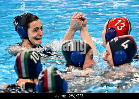 Doha, Qatar. 16 febbraio 2024. I membri della squadra Italia celebrano le qualificazioni olimpiche dopo la partita di pallanuoto femminile 7°/8° posto tra la squadra Canada (berretti bianchi) e la squadra Italia (berretti blu) del 21° Campionato Mondiale di Aquatics all'Aspire Dome di Doha (Qatar), 16 febbraio 2024. Crediti: Insidefoto di andrea staccioli/Alamy Live News Foto Stock