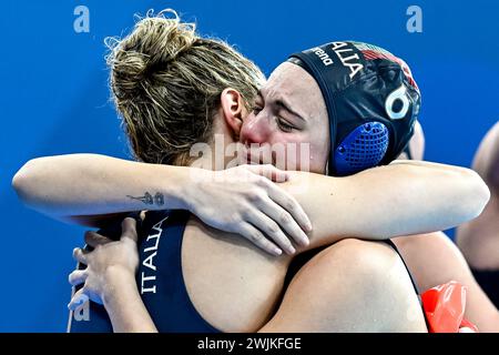 Doha, Qatar. 16 febbraio 2024. I membri della squadra Italia celebrano le qualificazioni olimpiche dopo la partita di pallanuoto femminile 7°/8° posto tra la squadra Canada (berretti bianchi) e la squadra Italia (berretti blu) del 21° Campionato Mondiale di Aquatics all'Aspire Dome di Doha (Qatar), 16 febbraio 2024. Crediti: Insidefoto di andrea staccioli/Alamy Live News Foto Stock