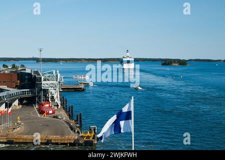 Helsinki, Finlandia - 12 giugno 2023: Sventolare la bandiera finlandese sul traghetto Viking Line in partenza e il traghetto Silja Line partono dal porto di Helsin Foto Stock