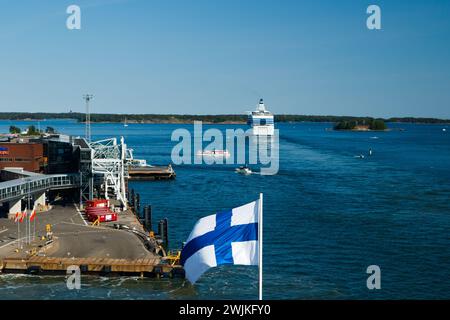 Helsinki, Finlandia - 12 giugno 2023: Sventolare la bandiera finlandese sul traghetto Viking Line in partenza e il traghetto Silja Line partono dal porto di Helsin Foto Stock