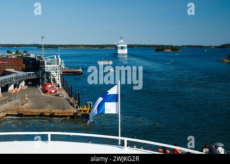 Helsinki, Finlandia - 12 giugno 2023: Sventolare la bandiera finlandese sul traghetto Viking Line in partenza e il traghetto Silja Line partono dal porto di Helsin Foto Stock