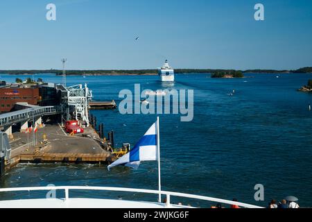 Helsinki, Finlandia - 12 giugno 2023: Sventolare la bandiera finlandese sul traghetto Viking Line in partenza e il traghetto Silja Line partono dal porto di Helsin Foto Stock