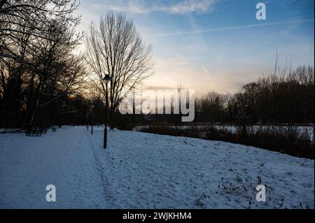 Percorso a piedi attraverso i prati, ricoperti di neve in un parco cittadino di Jette, Bruxelles, Belgio Foto Stock