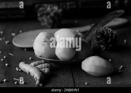 La foto è di spezie da cucina sotto forma di patate, curcuma, pepe bianco sullo sfondo di una vecchia radio Foto Stock