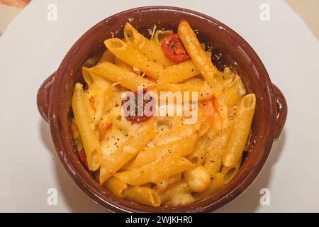 Pasta al forno con quattro tipi di formaggio e pomodori Confit Foto Stock