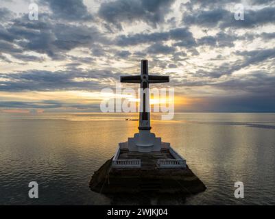 Cimitero sommerso sull'isola Camiguin. Tramonto e nuvole all'indietro. Filippine. Foto Stock