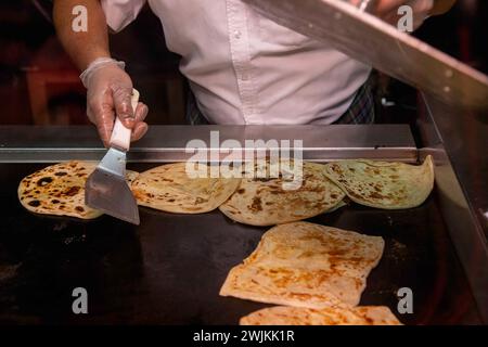 Tradizionale cibo di strada asiatico. Paratha di roti a mano Foto Stock