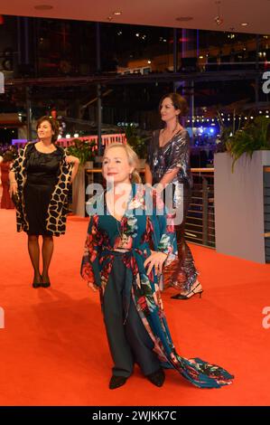 Christine Urspruch auf dem Roten Teppich bei der Eroeffnung der Berlinale im Berlinale Palast. Pressekonferenz *** Christine Urspruch sul tappeto rosso all'apertura della Berlinale nella conferenza stampa Berlinale Palast Foto Stock