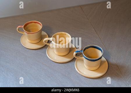 Tazze da caffè o tè in ceramica fatte a mano su una superficie in legno. Foto di alta qualità Foto Stock