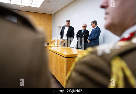 16 febbraio 2024, Renania settentrionale-Vestfalia, Münster: Stephan Prinz zur Lippe (r-l), avvocato Franz-Josef Tigges e Jan Lackmann, amministratore delegato di WestfalenWIND Planungs GmbH & Co KG sono dinanzi al tribunale amministrativo superiore dello Stato della Renania settentrionale-Vestfalia. L’OVG sta sentendo la controversia sulla costruzione di 13 turbine eoliche nel distretto di Lippe. Foto: Guido Kirchner/dpa Foto Stock