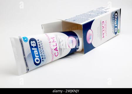 Dentifricio originale Oral B Sensitivity & Gum Calm da 75 ml su sfondo bianco Foto Stock