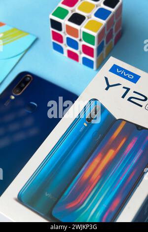 3 agosto 2020, foto di uno smartphone con scatola di cartone e scheda cellulare, Indonesia Foto Stock