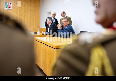 16 febbraio 2024, Renania settentrionale-Vestfalia, Münster: Stephan Prinz zur Lippe (r) e Jan Lackmann (front l), amministratore delegato di WestfalenWIND Planungs GmbH & Co KG siede dinanzi al tribunale amministrativo superiore dello Stato della Renania settentrionale-Vestfalia. L’OVG sta sentendo la controversia sulla costruzione di 13 turbine eoliche nel distretto di Lippe. Foto: Guido Kirchner/dpa Foto Stock