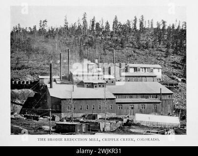 IL BRODIE REDUCTION MILL, CRIPPLE CREEK, COLORADO. DALL'ARTICOLO IL PROCESSO CYANID PER I MINERALI D'ORO NELL'AMERICA OCCIDENTALE. Di Thomas Tonge. Dalla rivista Engineering dedicata al progresso industriale volume XIV ottobre 1897 - marzo 1898 The Engineering Magazine Co Foto Stock