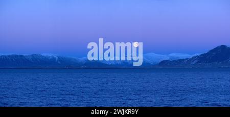 Vista panoramica della Luna piena sulle montagne Foto Stock