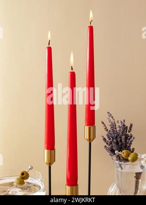 le candele sono posizionate sul tavolo con candelabri in metallo alti. festivi t Foto Stock