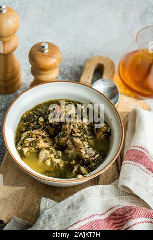 Piatto tradizionale georgiano Chakapuli nella ciotola Foto Stock