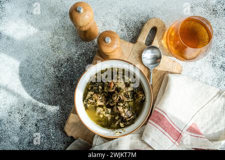 Piatto tradizionale georgiano Chakapuli nella ciotola Foto Stock