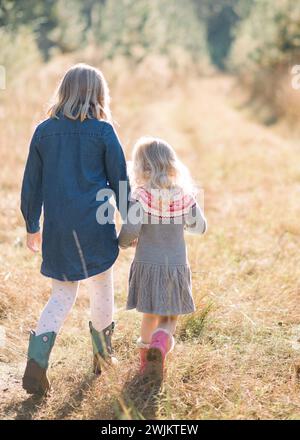 Sisterhood in mezzo ai luccicanti spazi aperti Foto Stock