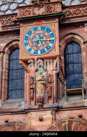 Orologio astronomico all'esterno della Cattedrale di Strasburgo o della Cattedrale di nostra Signora di Strasburgo a Strasburgo, Francia Foto Stock