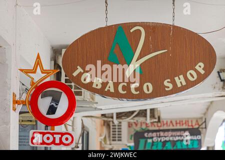 Ohrid, Macedonia del Nord - 23 ottobre 2023: Lotto Number Seven State Lottery Gambling and Tobacco Vape Shop. Foto Stock