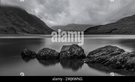 Immagine in bianco e nero di Crummock Water, Lake District Foto Stock