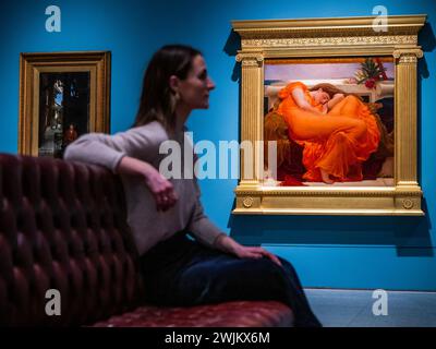 Londra, Regno Unito. 16 febbraio 2024. Flaming June di Frederic, Lord Leighton PRA alla Royal Academy of Arts (con la via per il Tempio, 1882, di Sir Lawrence Alma-Tadema). Il dipinto è in prestito dal Museo de Arte de Ponce di Porto Rico e sarà esposto gratuitamente nella Galleria della Collezione RA fino al 12 gennaio 2025. Il dipinto è un tesoro amato e considerato come il capolavoro. Crediti: Guy Bell/Alamy Live News Foto Stock