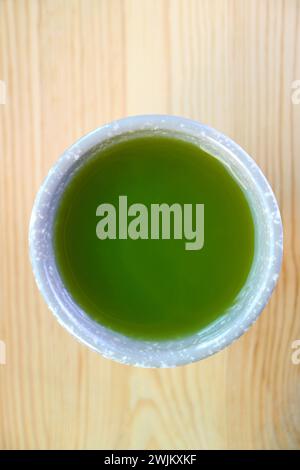 Tazza di tè verde Matcha giapponese caldo isolato su un tavolo di legno Foto Stock