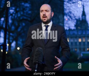 Londra, Regno Unito. 16 febbraio 2024. Il presidente del Partito Conservatore, Richard Holden, è stato intervistato a Westminster durante il turno di trasmissione mattutino, mentre i conservatori si confrontano con una doppia battuta d'arresto con la vittoria dei laburisti nelle elezioni suppletive del Regno Unito. Crediti: Thomas Krych/Alamy Live News Foto Stock