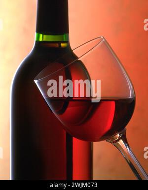 Bicchiere di vino, bottiglia di vino, sfondo chiaro e scuro Foto Stock