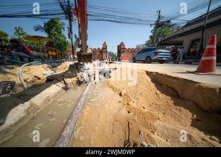 CHIANG mai, THAILANDIA 12 FEBBRAIO 2024 : i tecnici stanno costruendo il cablaggio elettrico nella strada principale della città di Chiang mai. Foto Stock