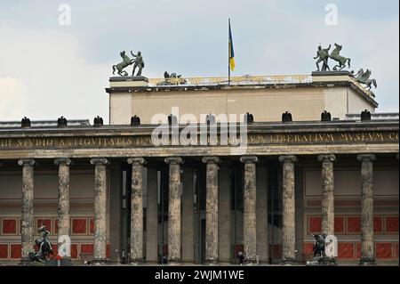 Alte Museum di Berlino foto vom 25.06.2022. Museo DAS alte am Lustgarten im Berliner Ortsteil Mitte gehoert zum Bauensemble der Museumsinsel und damit zum Weltkulturerbe der UNESCO. Im Auftrag Koenig Friedrich Wilhelms III 18251830 von Karl Friedrich Schinkel erbaut, zaehlt es zu den Hauptwerken des deutschen Klassizismus. SOLO USO EDITORIALE *** Vecchio Museo di Berlino foto del 25 06 2022 il Vecchio Museo del Lustgarten nel quartiere Berlins Mitte fa parte del complesso di edifici sull'Isola dei Musei e quindi un sito patrimonio dell'umanità dell'UNESCO costruito da Karl Friedrich Schinkel per conto di re Friedr Foto Stock