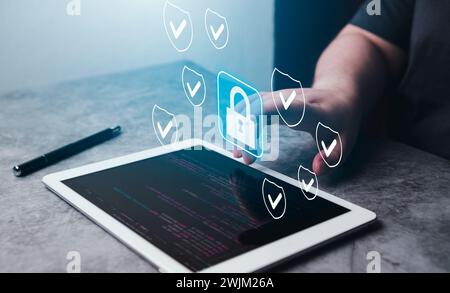 Donna usa un tablet digitale con interfaccia di sicurezza informatica con ologramma. Informazioni protette. Accesso Internet protetto e crittografato. Foto Stock